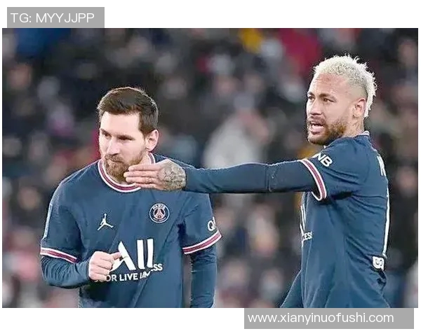 肩膀宽的足球明星如何在赛场上展现力量与魅力的完美结合 肩膀宽的足球明星如何在赛场上展现力量与魅力的完美结合