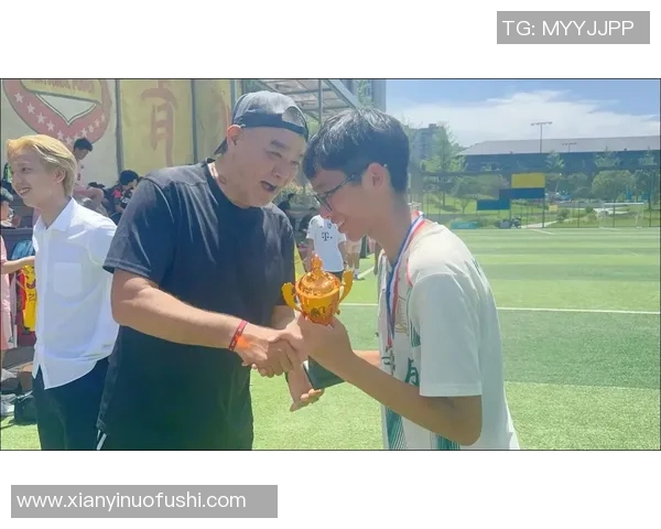 足球明星与儿子温馨互动视频展现父子情深瞬间引发网友热议