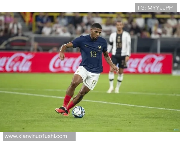 足球明星化身普通人挑战街头踢球节目引发热潮与欢笑