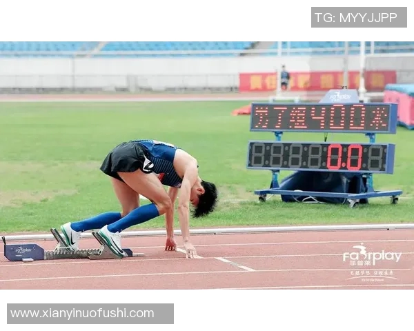 足球明星挑战极限展现力量与技巧引体向上训练的精彩瞬间