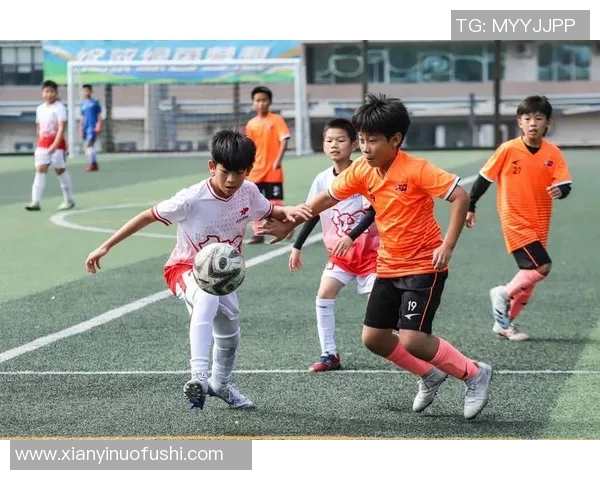 足球明星赛菲哥携手传奇球员共聚一堂展现足球魅力与友谊精神 足球明星赛菲哥携手传奇球员共聚一堂展现足球魅力与友谊精神